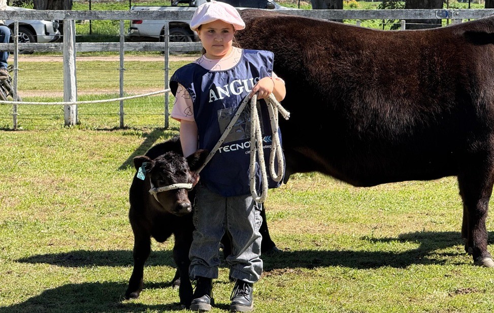 Amparo, la mini cabañera que debutó en la pista de la Sociedad Rural de Olavarría