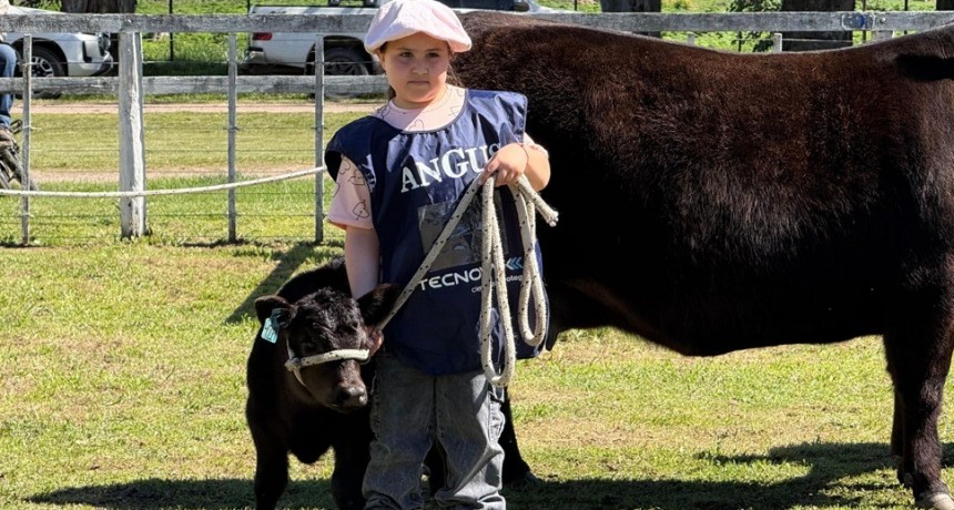 Amparo, la mini cabañera que debutó en la pista de la Sociedad Rural de Olavarría